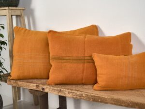 Cojín de lino antiguo de color naranja