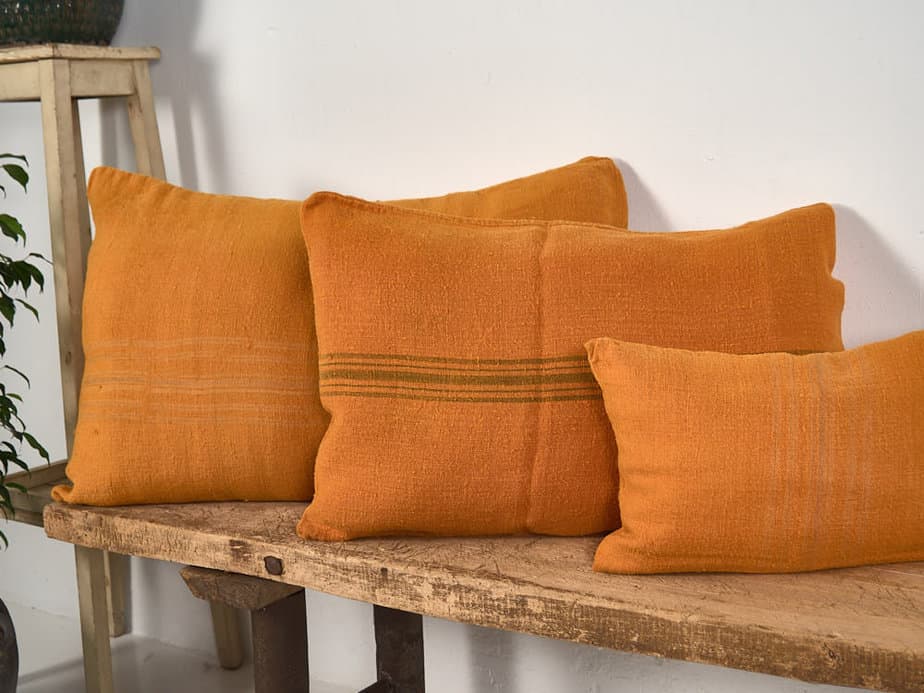 Cojín de lino antiguo de color naranja