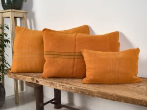 Cojín de lino antiguo de color naranja