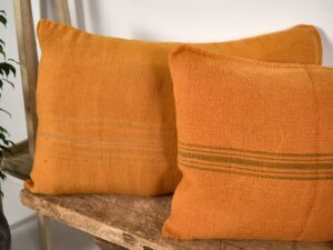Cojín de lino antiguo de color naranja
