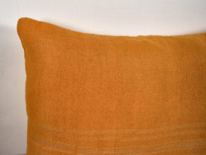 Cojín de lino antiguo de color naranja