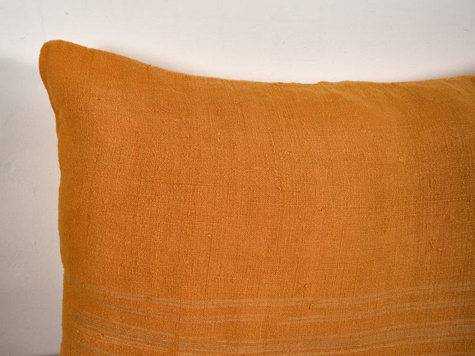 Cojín de lino antiguo de color naranja