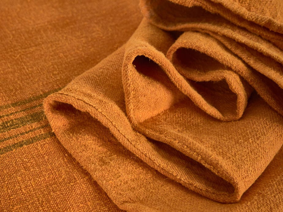 Cojín de lino antiguo de color naranja