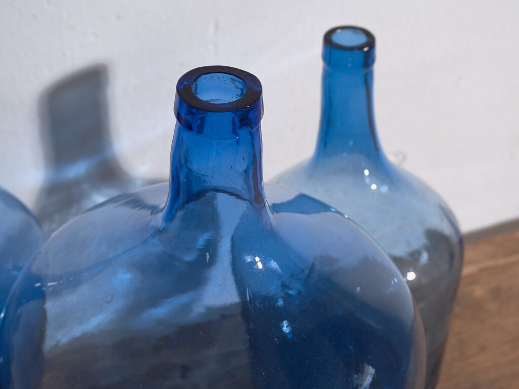 Damajuanas antiguas color azul (c.1920). Conjunto de 3 piezas #1