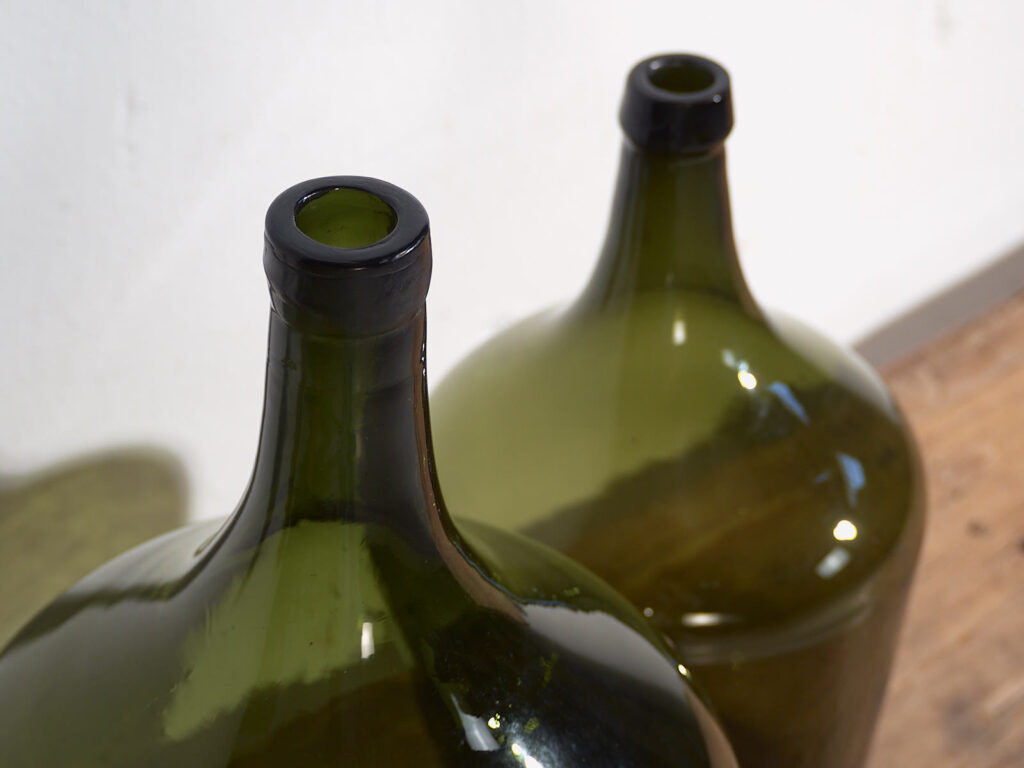 Antiguas damajuanas verde olivo (c.1920). Conjunto de 2 piezas #8