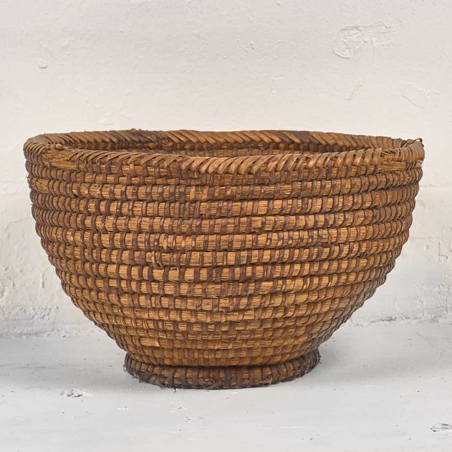 Cesta antigua de mimbre (c.1930)