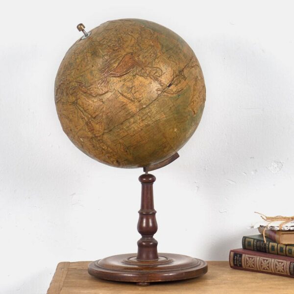 Globo terráqueo antiguo con relieve