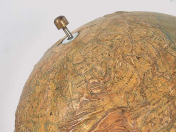 Globo terráqueo antiguo con relieve