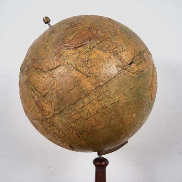 Globo terráqueo antiguo con relieve