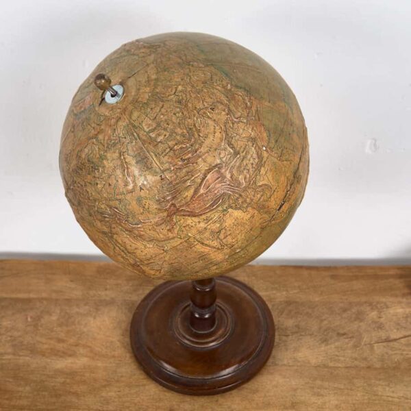 Globo terráqueo antiguo con relieve