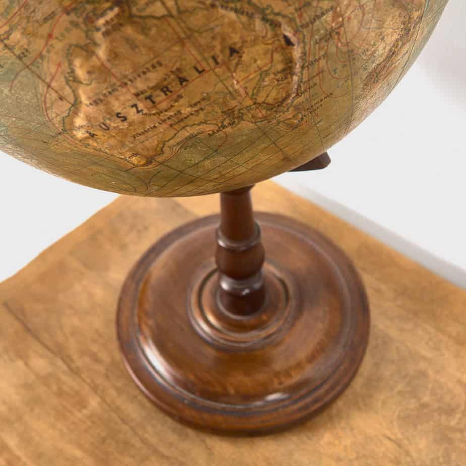 Globo terráqueo antiguo con relieve