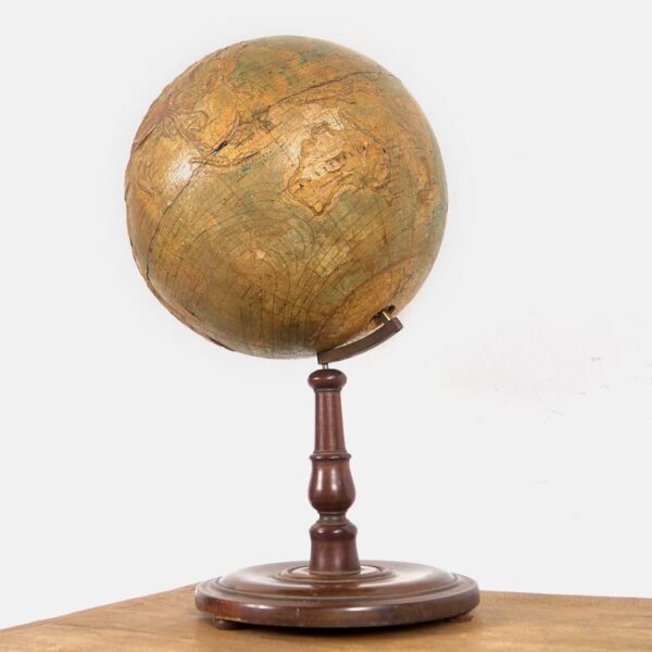 Globo terráqueo antiguo con relieve