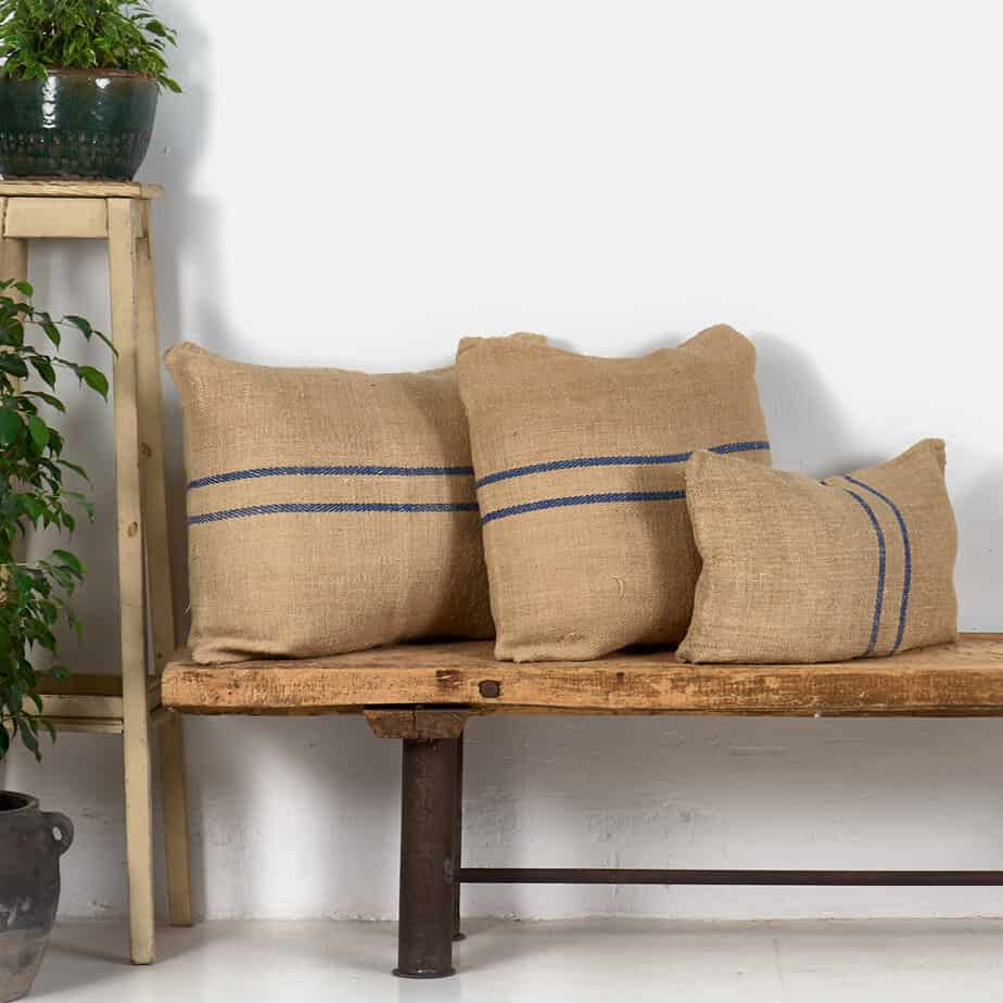 Coussin ancien en lin à rayures bleues