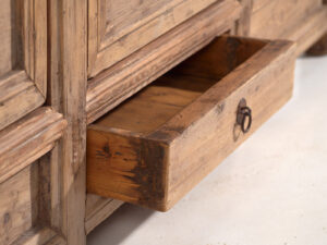 Aparador antiguo de madera de pino con tres puertas (c.1920)