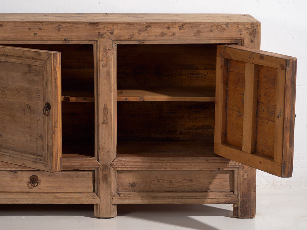 Aparador antiguo de madera de pino con tres puertas (c.1920)