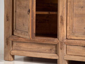 Aparador antiguo de madera de pino con tres puertas (c.1920)