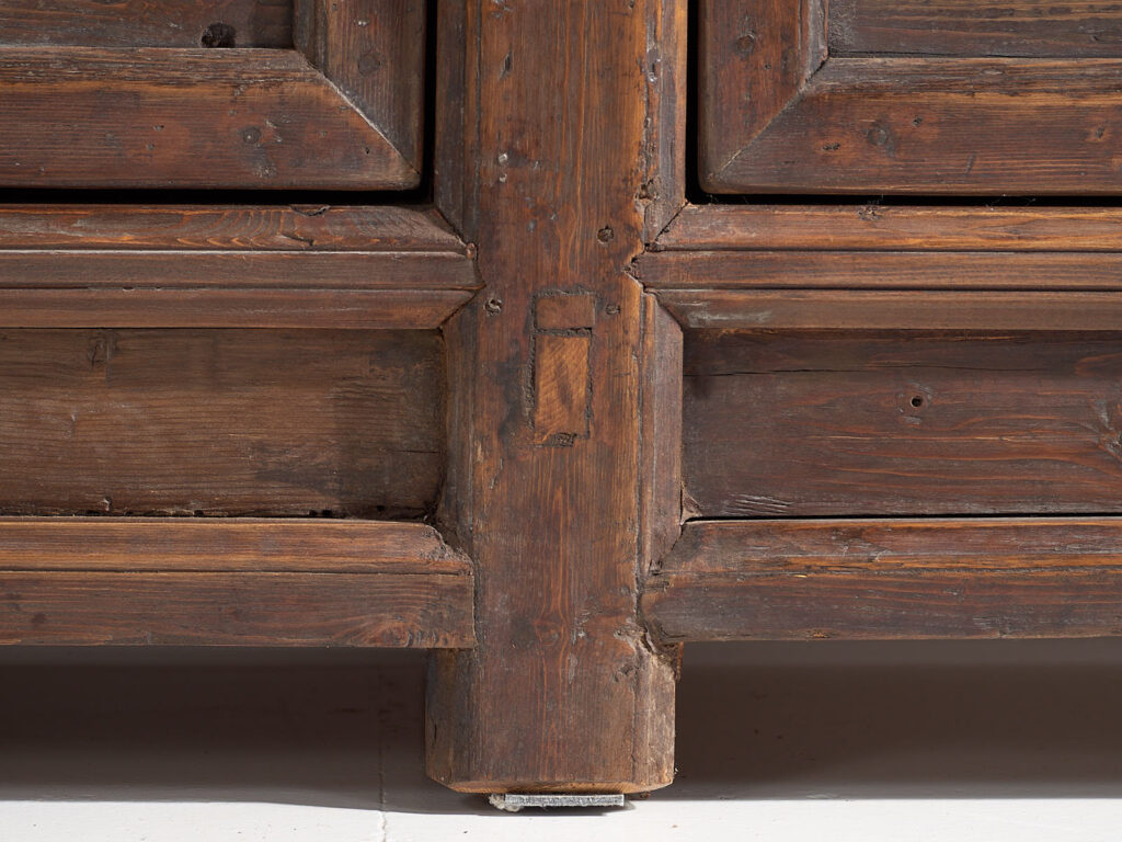 Aparador antiguo de dos puertas (c.1920)