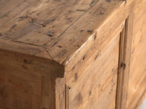 Aparador de madera antiguo de tres puertas (c.1920)