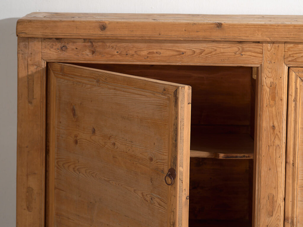 Aparador de madera antiguo de tres puertas (c.1920)