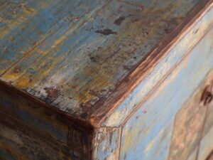 Aparador de entrada antiguo de madera de tonos azules y amarillos (c.1920)