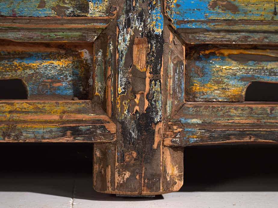 Aparador de entrada antiguo de madera de tonos azules y amarillos (c.1920)