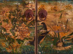 Aparador de entrada antiguo de madera de tonos azules y amarillos (c.1920)