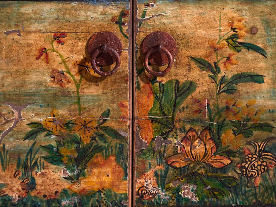 Aparador de entrada antiguo de madera de tonos azules y amarillos (c.1920)