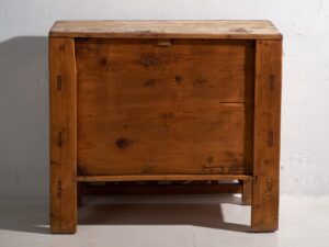 Aparador rojo antiguo de estilo oriental (c.1890)