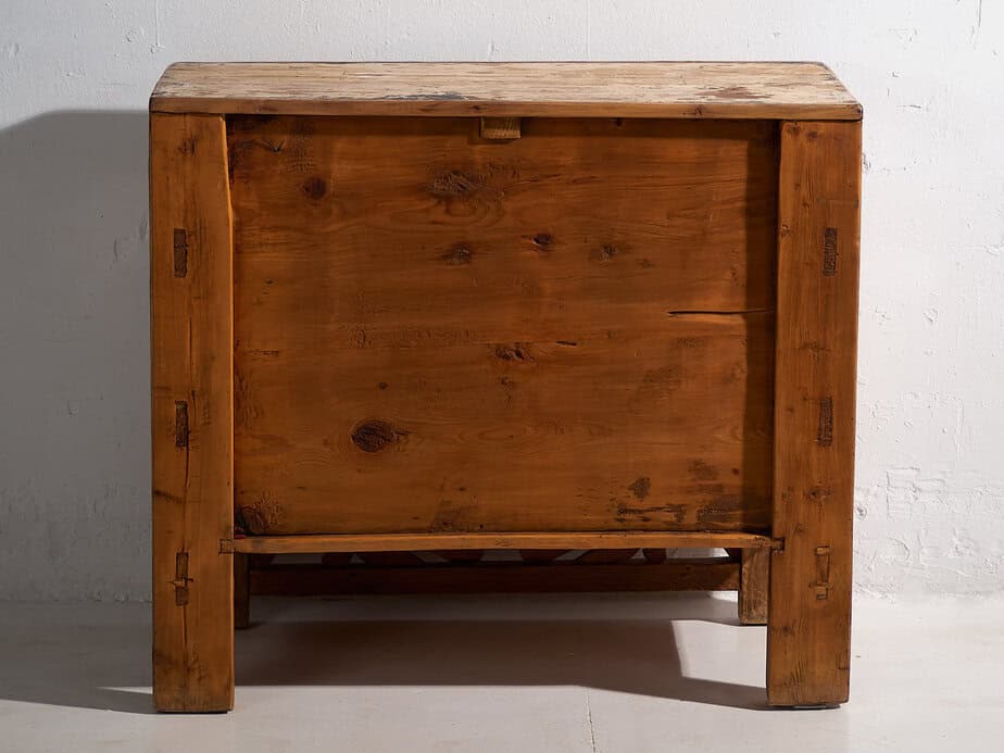 Aparador rojo antiguo de estilo oriental (c.1890)