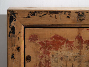 Aparador rojo antiguo de estilo oriental (c.1890)