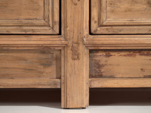 Aparador antiguo de madera con tres puertas (c.1920)