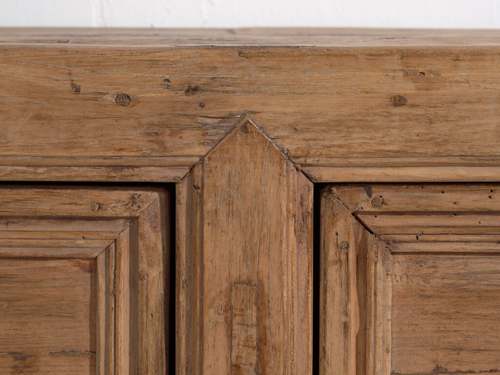 Aparador antiguo de madera con tres puertas (c.1920)