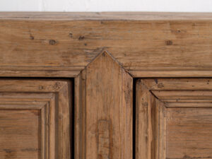 Aparador antiguo de madera con tres puertas (c.1920)