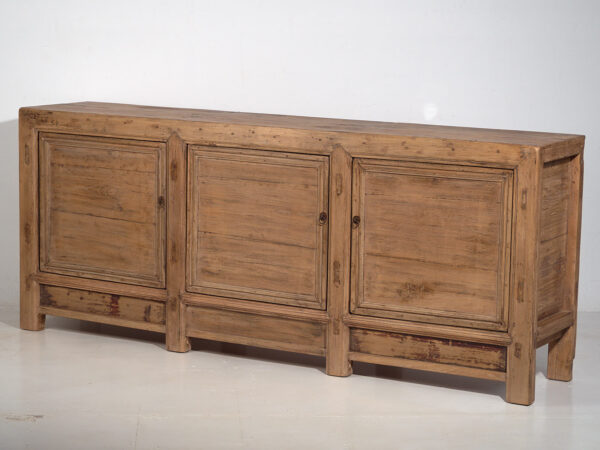 Aparador antiguo de madera con tres puertas (c.1920)