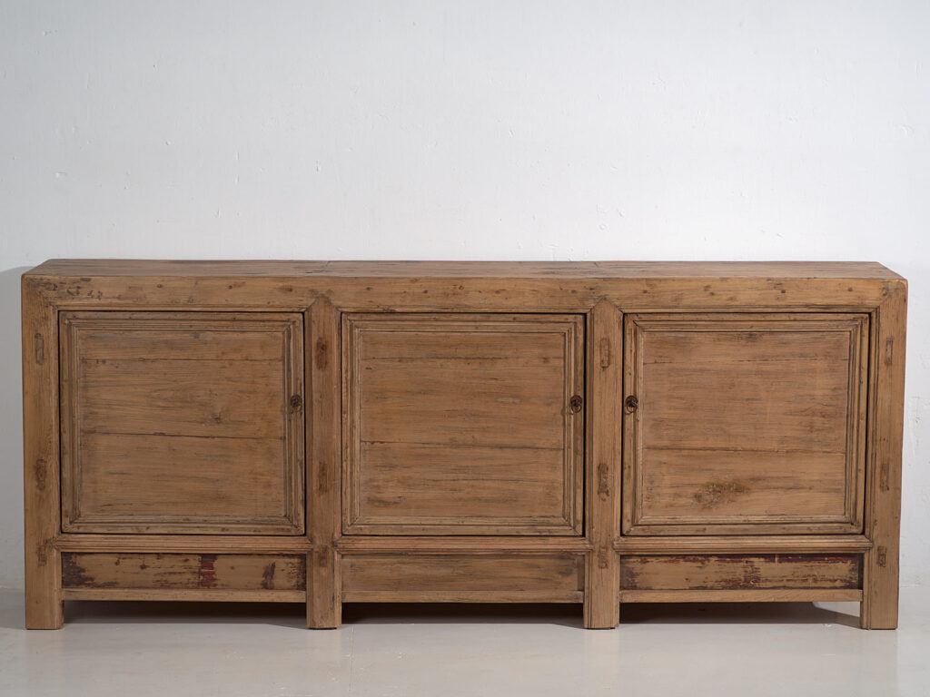 Aparador antiguo de madera con tres puertas (c.1920)