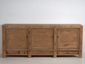 Aparador antiguo de madera con tres puertas (c.1920)