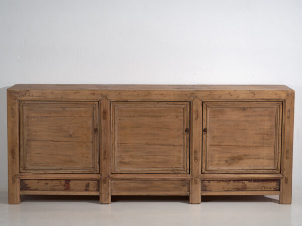 Aparador antiguo de madera con tres puertas (c.1920)