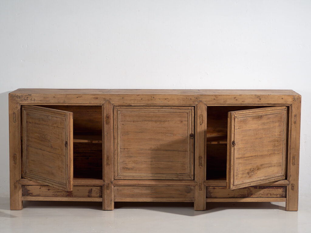 Aparador antiguo de madera con tres puertas (c.1920)