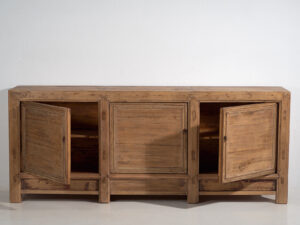 Aparador antiguo de madera con tres puertas (c.1920)