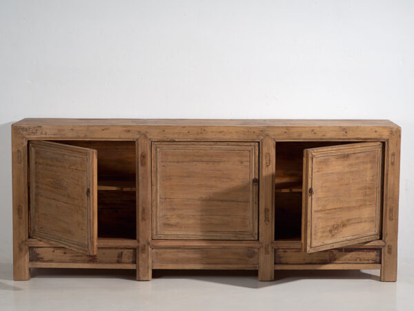 Aparador antiguo de madera con tres puertas (c.1920)