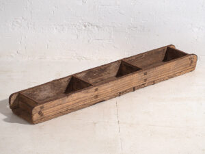 Antiguo molde de ladrillos oriental (c.1900)