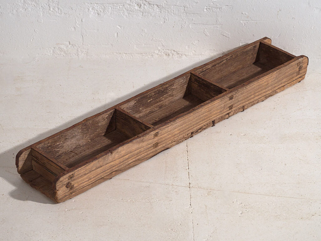 Antiguo molde de ladrillos oriental (c.1900)