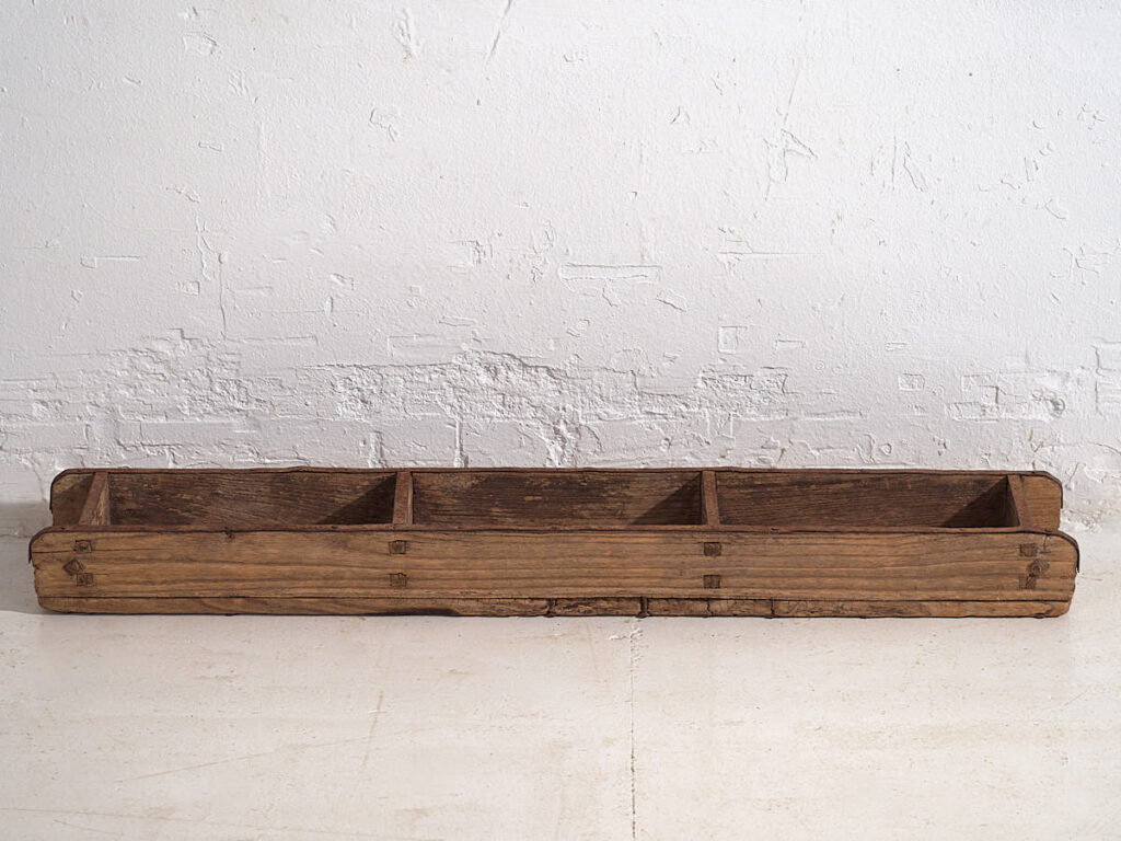 Antiguo molde de ladrillos oriental (c.1900)