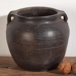 Vasija pequeña de cerámica antigua de color oscuro (c.1900) #1