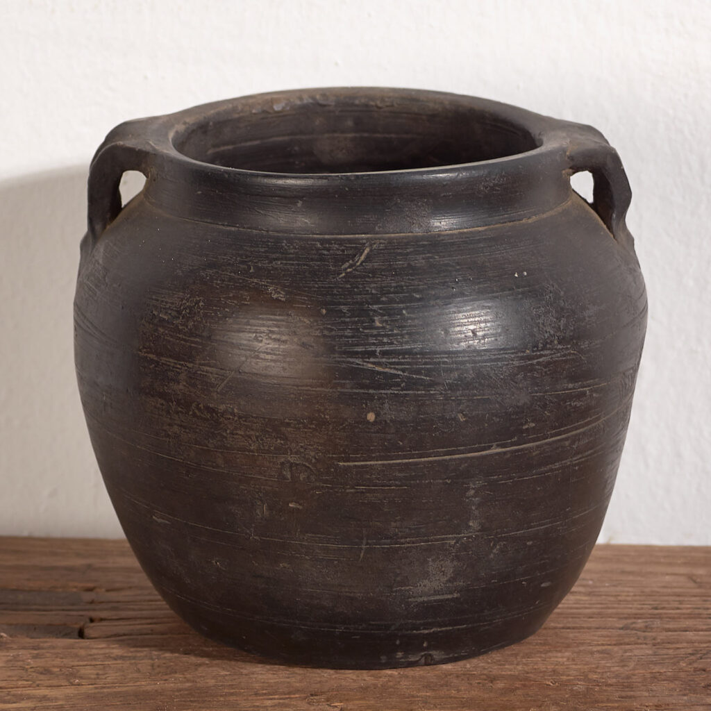 Vasija pequeña de cerámica antigua de color oscuro (c.1900) #1