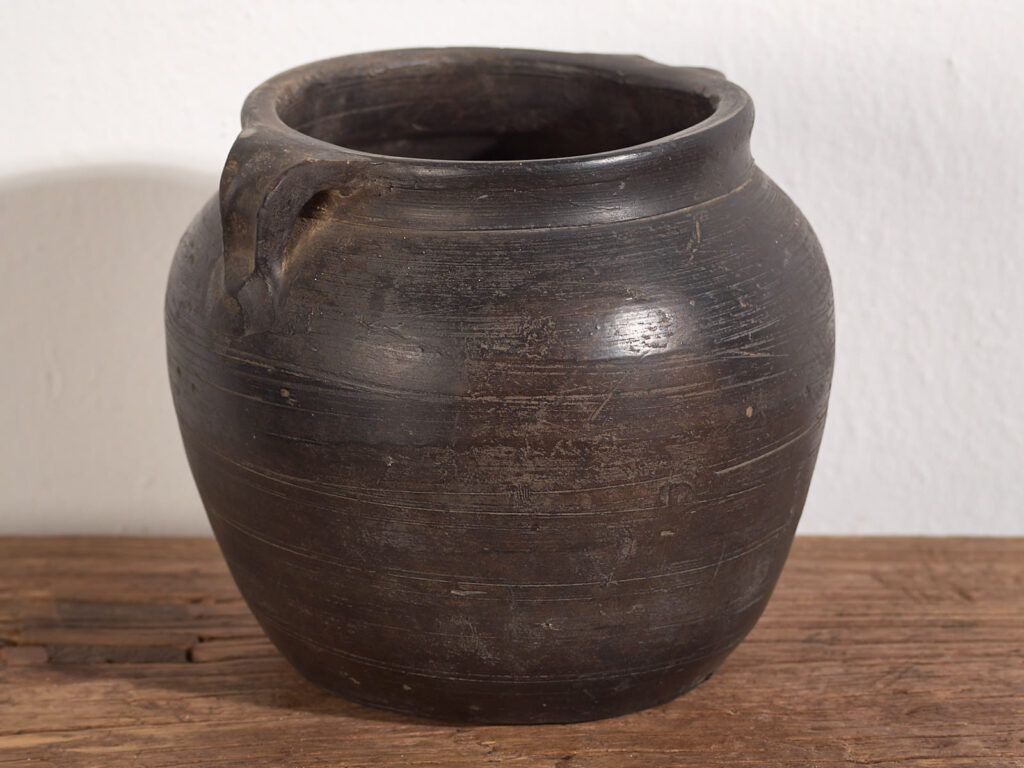 Vasija pequeña de cerámica antigua de color oscuro (c.1900) #1