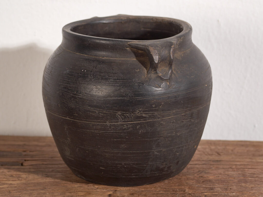 Vasija pequeña de cerámica antigua de color oscuro (c.1900) #1