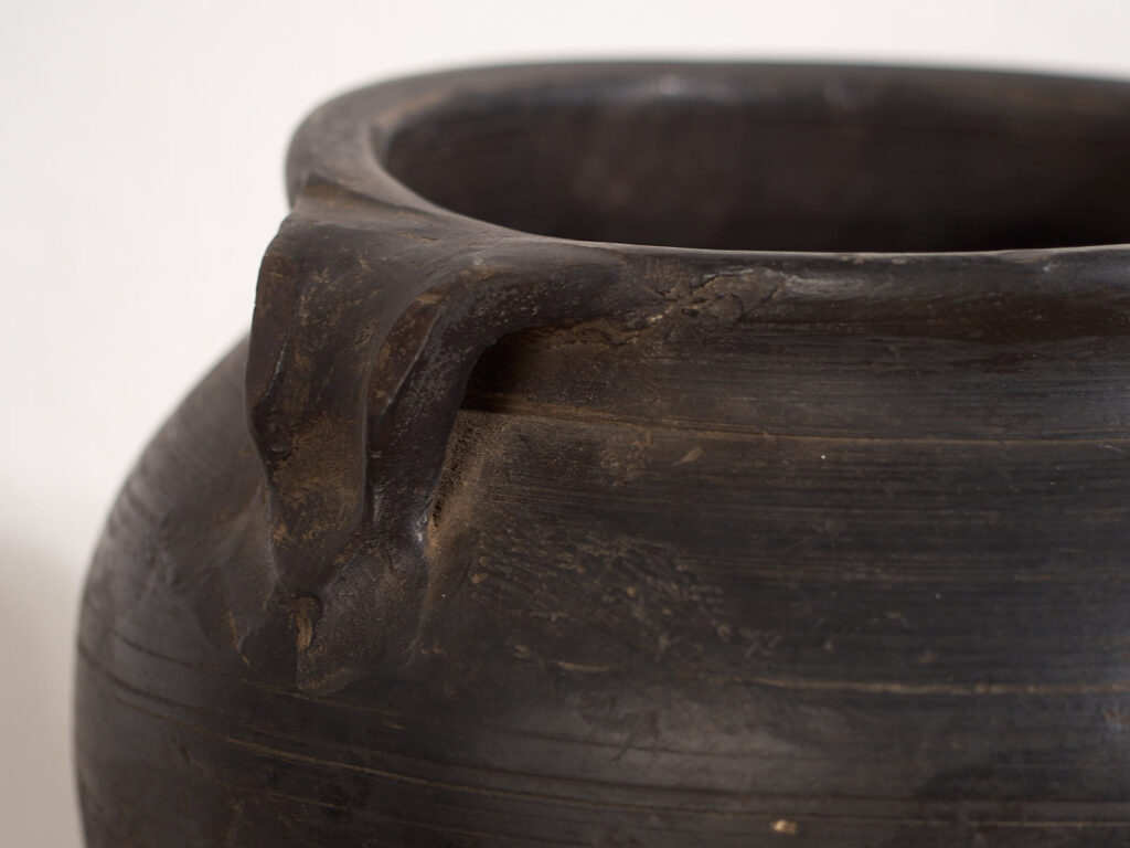 Vasija pequeña de cerámica antigua de color oscuro (c.1900) #1