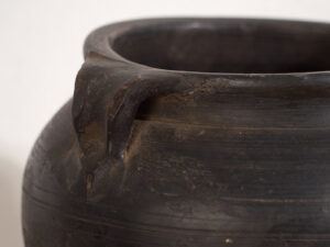 Vasija pequeña de cerámica antigua de color oscuro (c.1900) #1