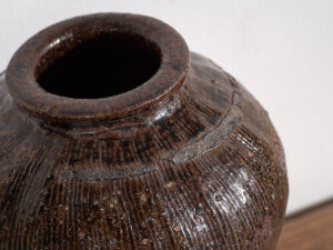 Petit vase ancien dans les tons sombres (c.1900) #2